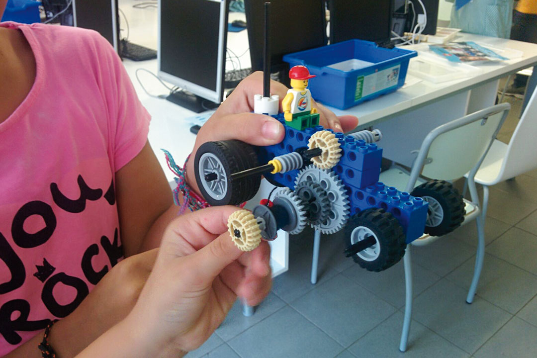 Ciència. Cotxe teledirigit amb Lego.