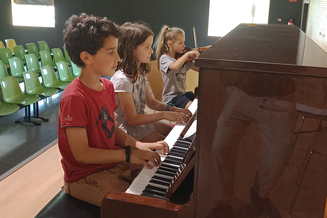 Música. Piano a tres.